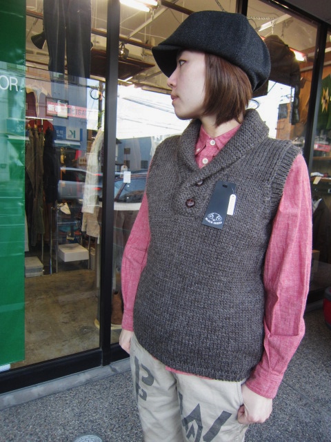 BLACK SHEEP (MADE in England) ・・・ Shawlカラー KNIT VEST！♪！_d0152280_2341077.jpg