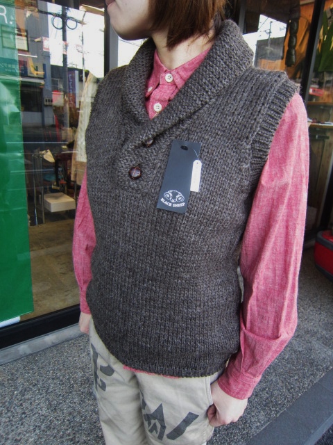 BLACK SHEEP (MADE in England) ・・・ Shawlカラー KNIT VEST!♪!_d0152280_2343861.jpg