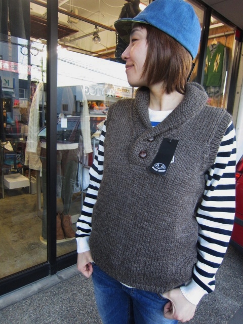 BLACK SHEEP (MADE in England) ・・・ Shawlカラー KNIT VEST!♪!_d0152280_2351334.jpg