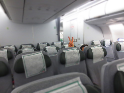 いざ!日本へ出発の飛行機は快適ガラガラ便でした!!_c0179785_4413974.jpg