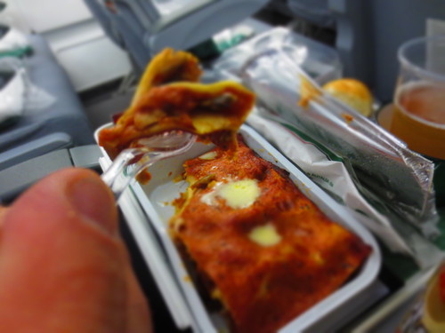 いざ!日本へ出発の飛行機は快適ガラガラ便でした!!_c0179785_4444399.jpg