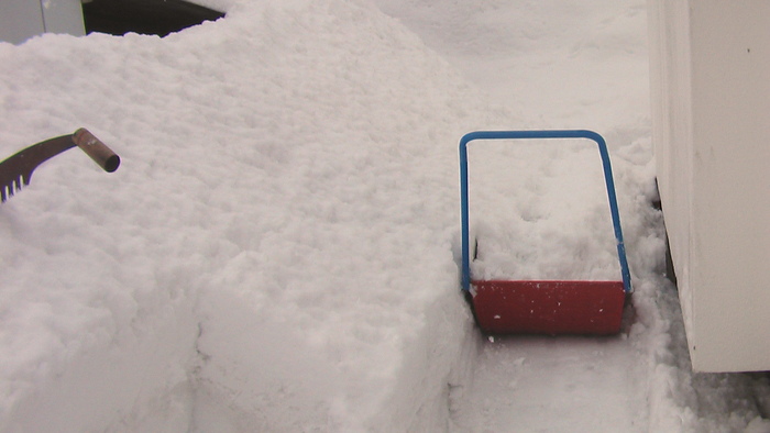 ノコギリで楽々除雪 流れの向こうに ノコギリで楽々除雪 流れの向こうに