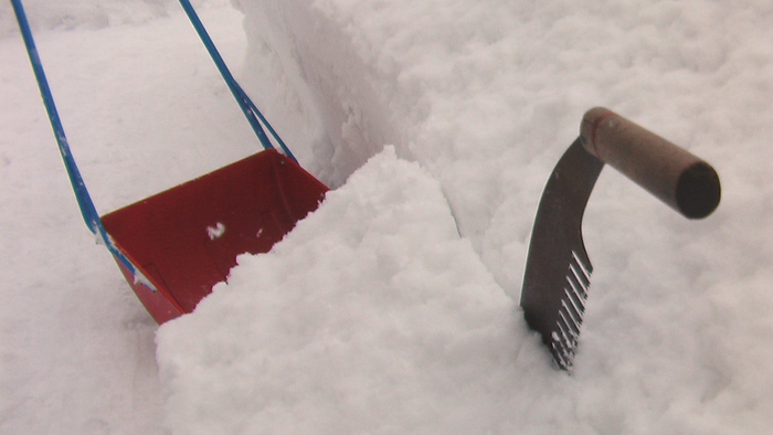 ノコギリで楽々除雪 流れの向こうに ノコギリで楽々除雪 流れの向こうに
