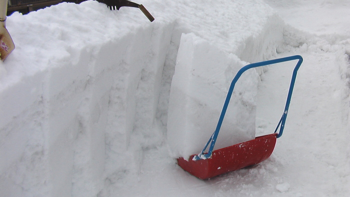 ノコギリで楽々除雪 流れの向こうに ノコギリで楽々除雪 流れの向こうに
