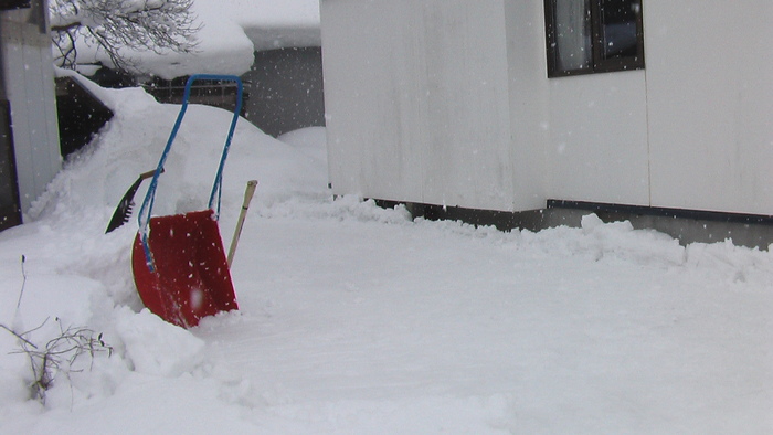 ノコギリで楽々除雪 流れの向こうに ノコギリで楽々除雪 流れの向こうに