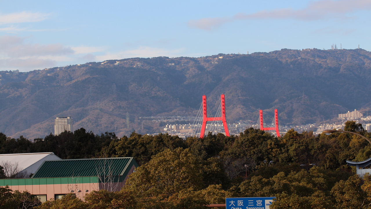 六甲アイランドから見た冬の六甲山、六アイ上空を飛ぶヘリコプター_a0030958_23182554.jpg