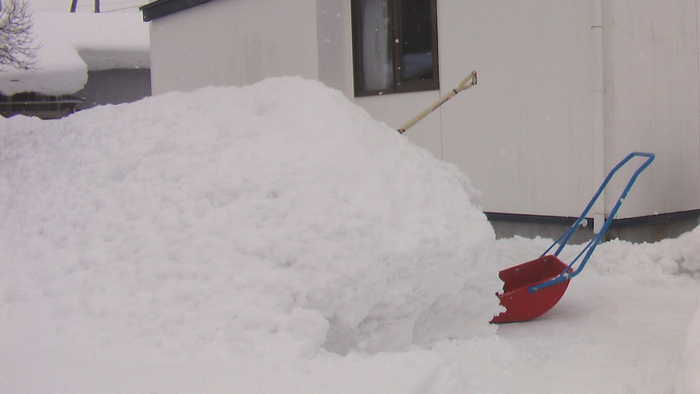 ノコギリで楽々除雪 流れの向こうに ノコギリで楽々除雪 流れの向こうに