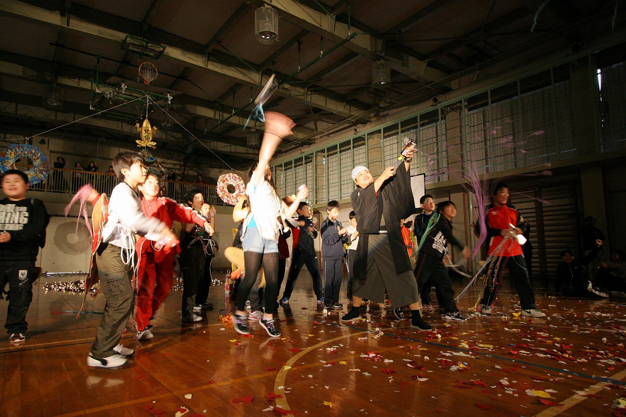 おとどけアート 北陽小学校×佐藤隆之 最終日　「メリクリまつり」 3_a0062127_2155245.jpg