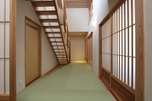 大窓8kW花園町の家:玄関・廊下_e0054299_1047728.jpg