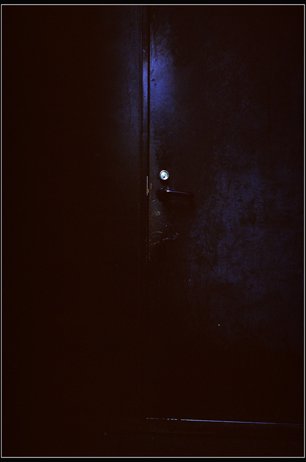 935 黒い扉 銀塩のホロゴンウルトラワイドだってがんばっているのだ レンズ千夜一夜