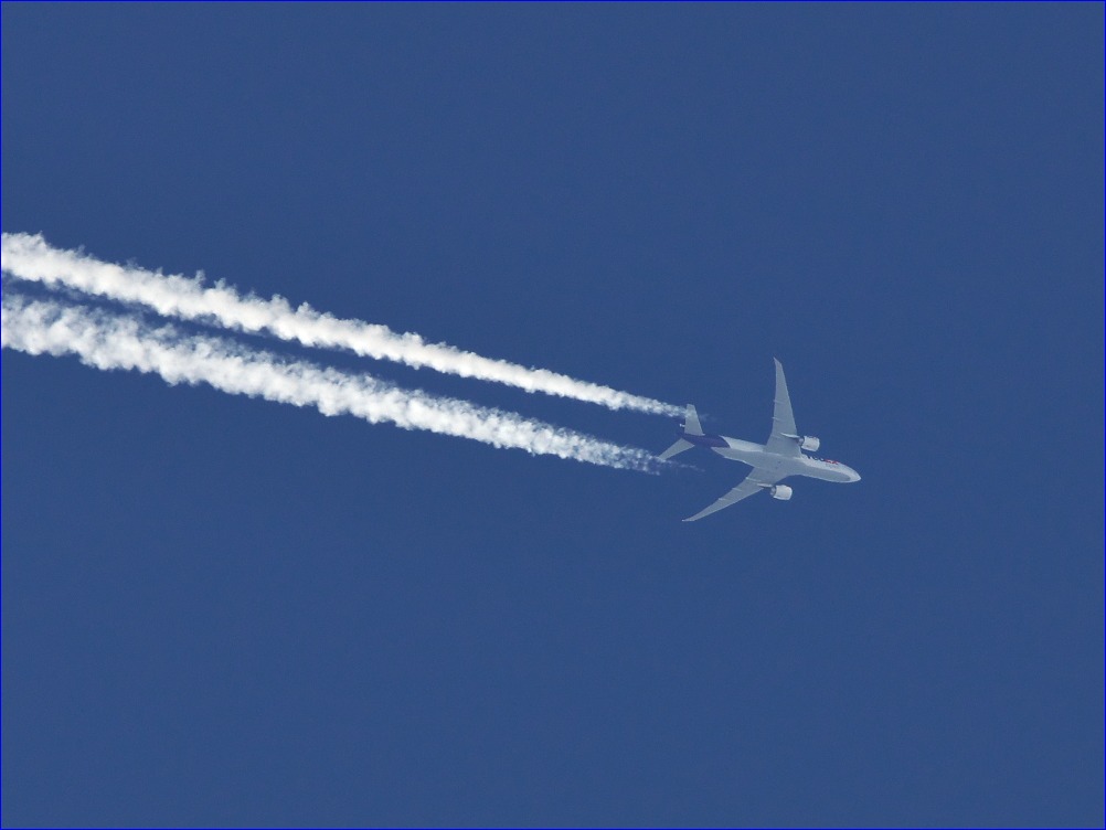 昨日の雪と今朝の空(ちょっとだけ雪レフ効果)_d0137627_0373290.jpg