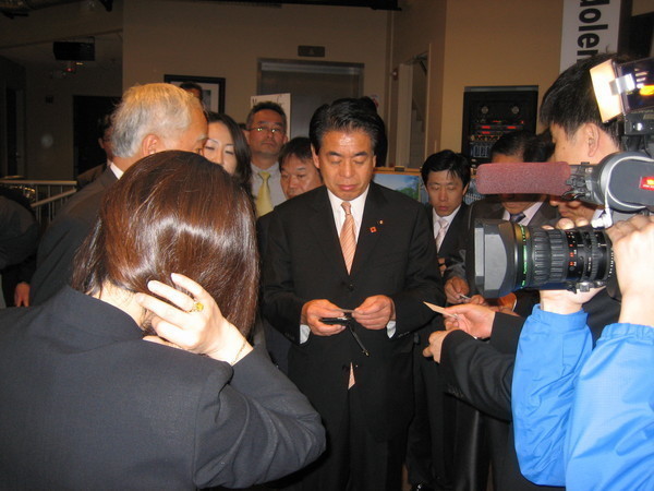 下村官房副長官の「北朝鮮ジェノサイド展」訪問 （写真入り）_b0319003_2351089.jpg