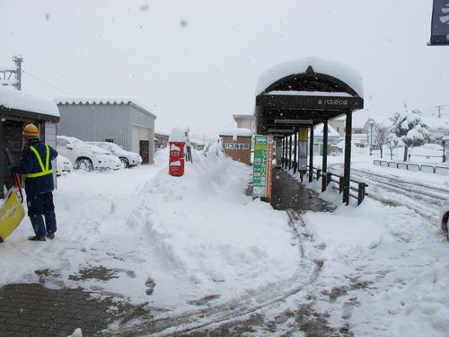 １日で積雪深さが４０ｃｍ増となった朝、米沢駅まで散歩・・・３_c0075701_10433659.jpg