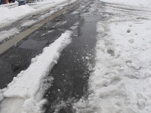 １日で積雪深さが４０ｃｍ増となった朝、米沢駅まで散歩・・・１_c0075701_9395980.jpg