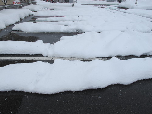 １日で積雪深さが４０ｃｍ増となった朝、米沢駅まで散歩・・・１_c0075701_9401413.jpg