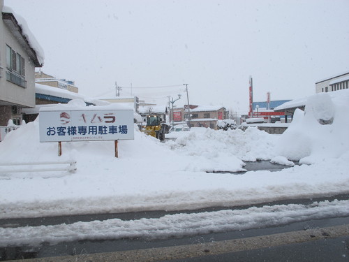 １日で積雪深さが４０ｃｍ増となった朝、米沢駅まで散歩・・・１_c0075701_940247.jpg