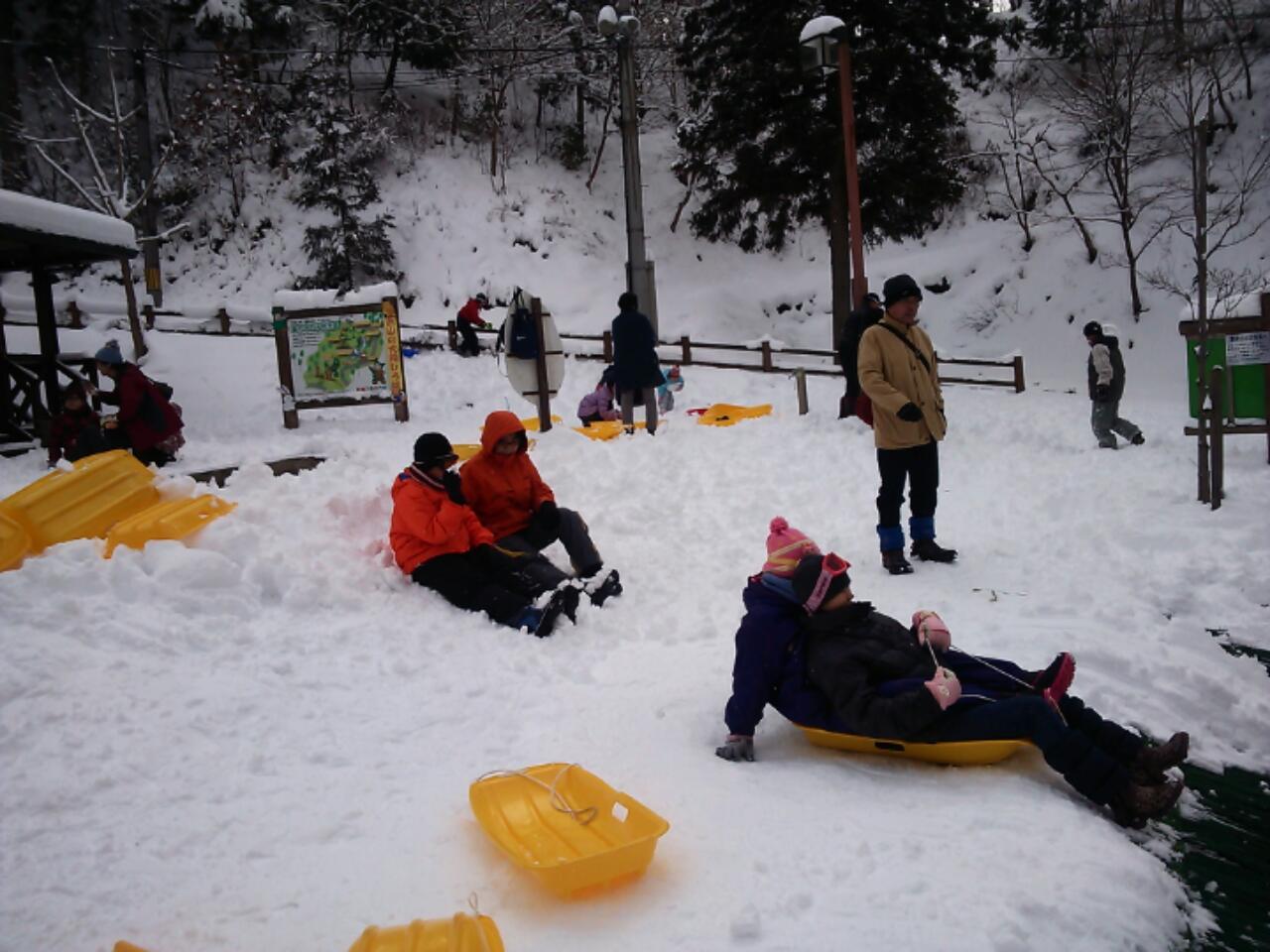 親子雪遊びとお餅つき…_d0265607_2215998.jpg