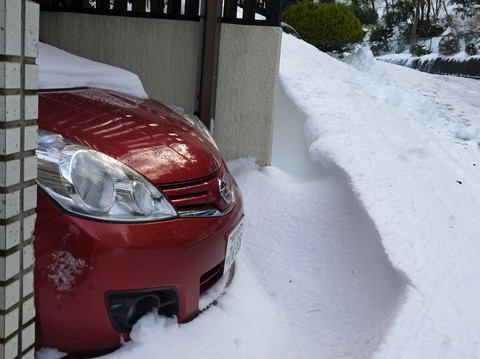 車埋まり道路には雪の壁！“豪雪地帯”六国見山9日7時半_c0014967_8282637.jpg