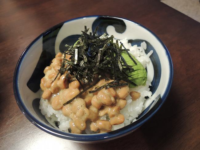 アボカド納豆丼とキムチ鍋の昼食_b0007571_1003424.jpg