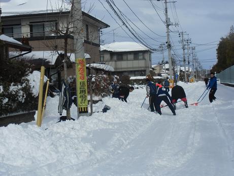 仙台育英高校野球部が町内の雪かきをしてくれました_d0261484_22194331.jpg