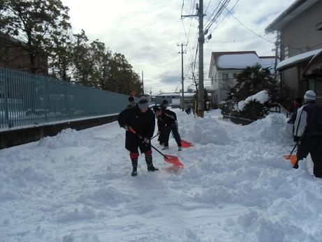 仙台育英高校野球部が町内の雪かきをしてくれました_d0261484_22244426.jpg