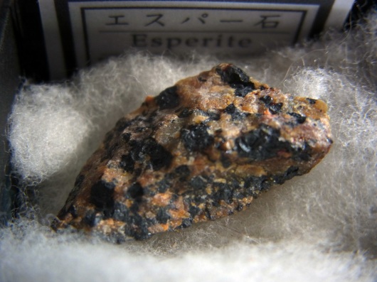 蛍光鉱物3種（エスパー石、方曹達石、直閃石）_f0280238_16090146.jpg