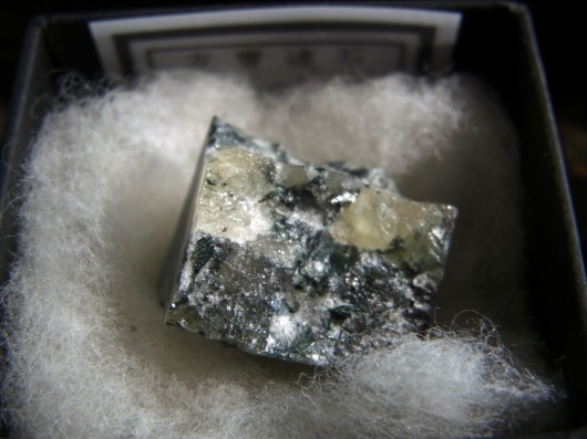 蛍光鉱物3種（エスパー石、方曹達石、直閃石）_f0280238_16094962.jpg