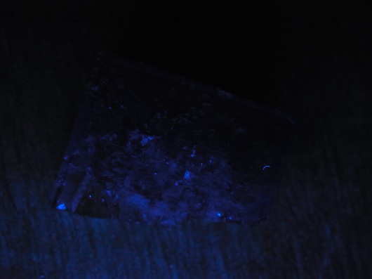 蛍光鉱物3種（エスパー石、方曹達石、直閃石）_f0280238_16182756.jpg