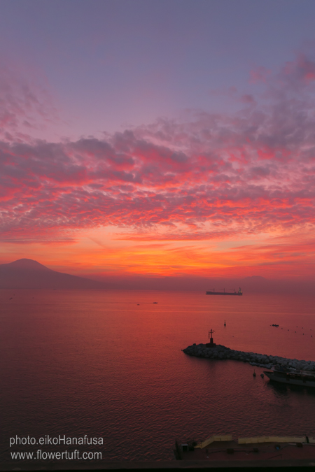 イタリア＊ナポリ湾に昇る朝日_c0137872_1144077.jpg