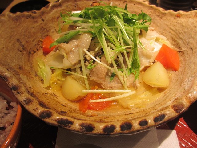 「四元豚と たっぷり野菜の 蒸し鍋定食」+「ばくだん小鉢」@大戸屋_c0212604_22165332.jpg