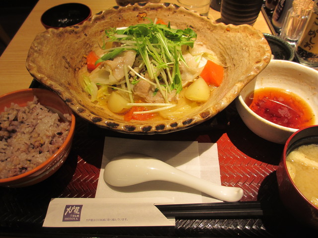 「四元豚と たっぷり野菜の 蒸し鍋定食」+「ばくだん小鉢」@大戸屋_c0212604_2217218.jpg