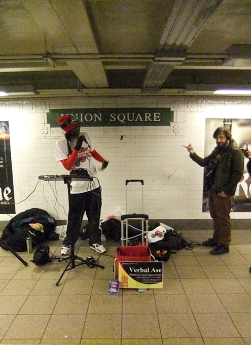 NYの地下鉄の駅で見かけた凄腕ヒューマン・ビートボックス Verbal Ase_b0007805_22202960.jpg