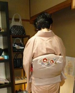 結城紬に椿の染め帯のお客様・杏さんの振袖の帯_f0181251_19434314.jpg