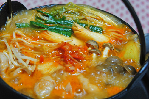 もやしたっぷりキムチ鍋 しめは韓国辛ラーメン!_c0103827_19502646.jpg