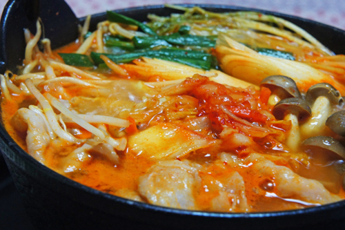 もやしたっぷりキムチ鍋 しめは韓国辛ラーメン!_c0103827_19505165.jpg
