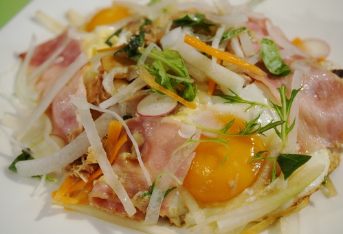 【ＴＨＥ．朝ご飯】５分で出来るベーコンエッグと生野菜の丼／雪かき・積雪６０ｃｍ＠＠！_b0033423_2042160.jpg