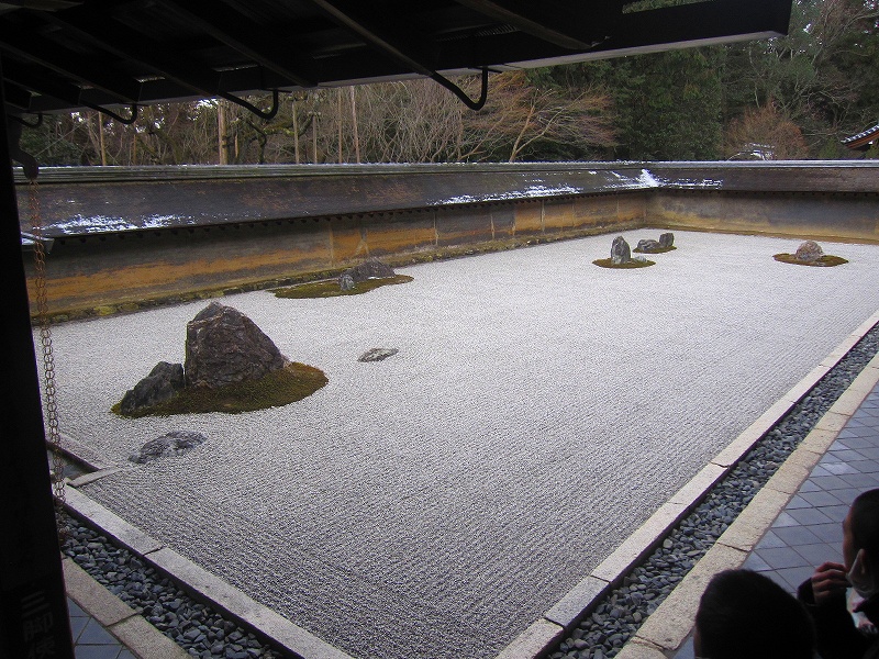 何時も賑わっている石庭【竜安寺】_e0237645_17463898.jpg