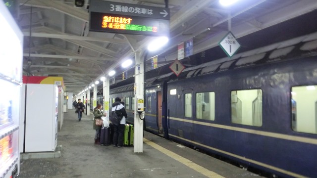 青森駅は雪の中・・・夜行列車「はまなす」が札幌へ、極寒の青森駅に夜行列車「はまなす」_d0181492_18134389.jpg