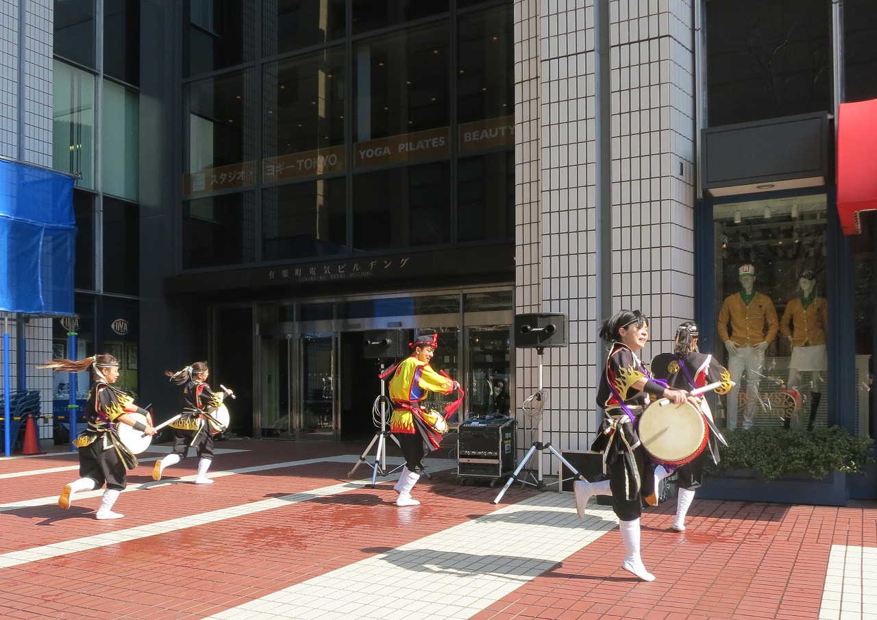 有楽町の屋外広場で「エイサー」と「獅子舞」の上演がありました。_b0291402_1525298.jpg