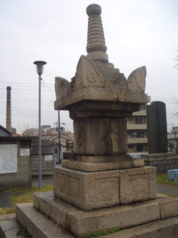 宝篋印塔の基礎知識と年代別に観た神戸市内の宝篋印塔_b0118987_16584844.jpg