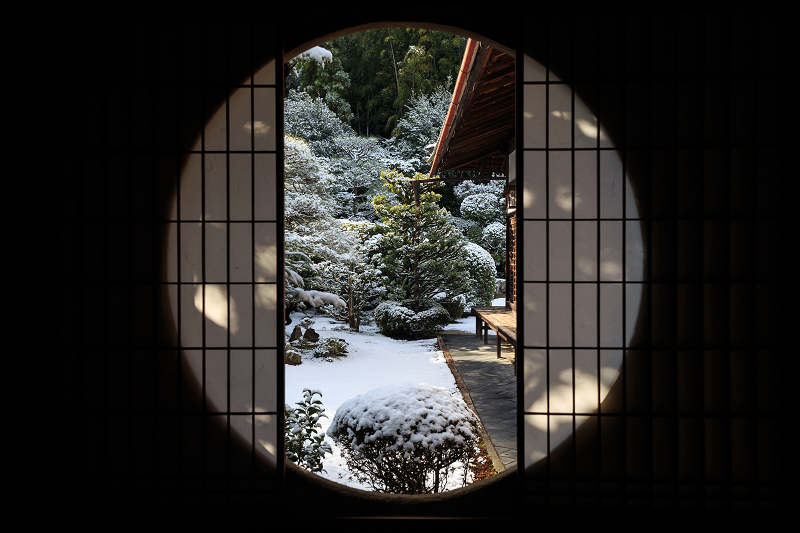 【額縁光景・その11】雪舟の庭の雪(芬陀院)_f0155048_23153027.jpg