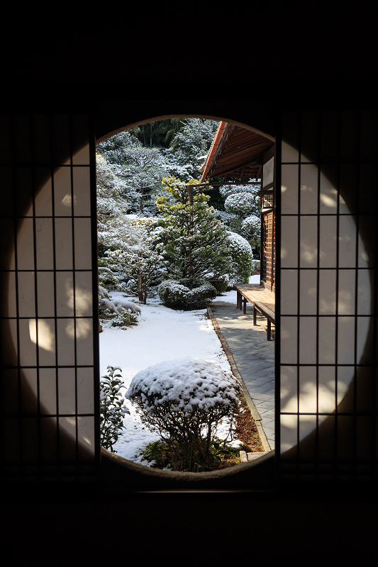 【額縁光景・その11】雪舟の庭の雪(芬陀院)_f0155048_2319509.jpg