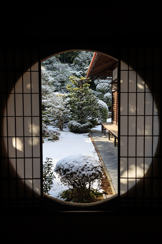  【額縁光景・その11】雪舟の庭の雪（芬陀院）_f0155048_2319509.jpg