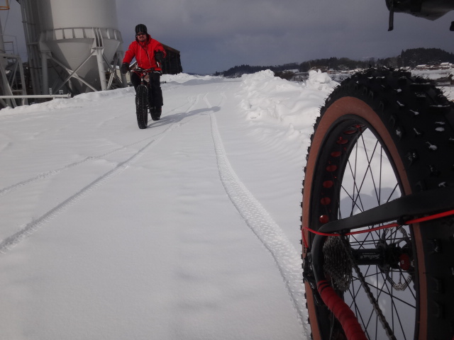 ファットバイクで雪遊び　２０１４年２月_c0132901_20504082.jpg