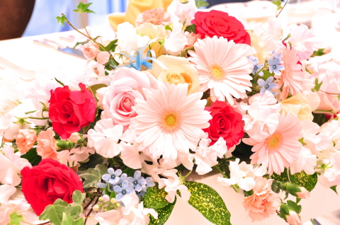 ピンクの濃淡 水色 ピーチの装花 ブライダルアルバム