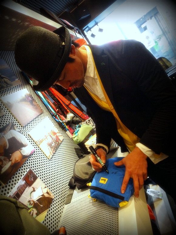 ◆祝!山下晃和さん Crumpler Ginza 1日店長、そして恒例松屋「世界の中古カメラ市」_b0008655_21540657.jpg