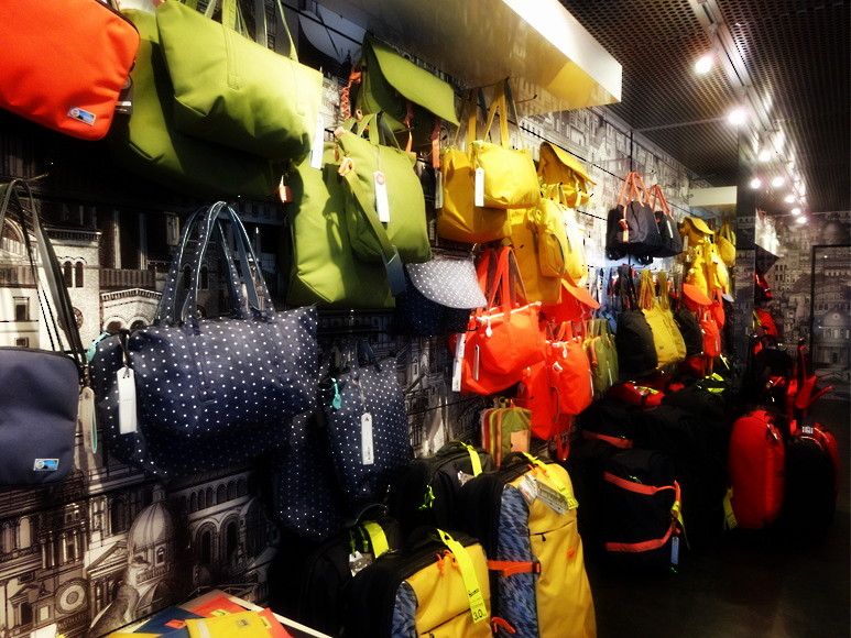 ◆祝!山下晃和さん Crumpler Ginza 1日店長、そして恒例松屋「世界の中古カメラ市」_b0008655_21550093.jpg