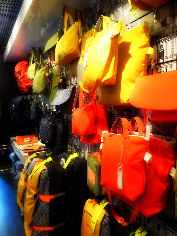 ◆祝!山下晃和さん Crumpler Ginza 1日店長、そして恒例松屋「世界の中古カメラ市」_b0008655_21550895.jpg