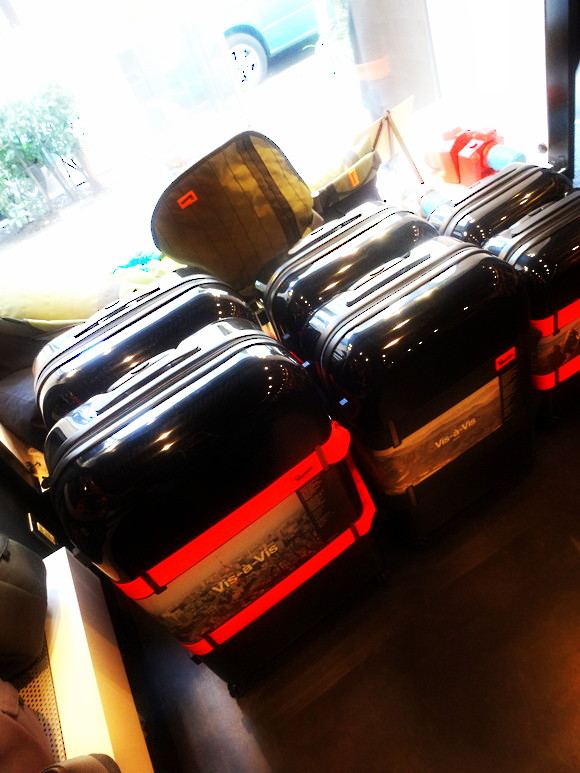 ◆祝!山下晃和さん Crumpler Ginza 1日店長、そして恒例松屋「世界の中古カメラ市」_b0008655_21554035.jpg