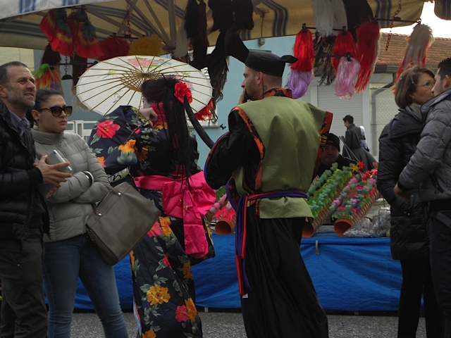 イタリア人のお祭りの楽しみ方　Viareggio Carnival in Italy_a0262689_631599.jpg